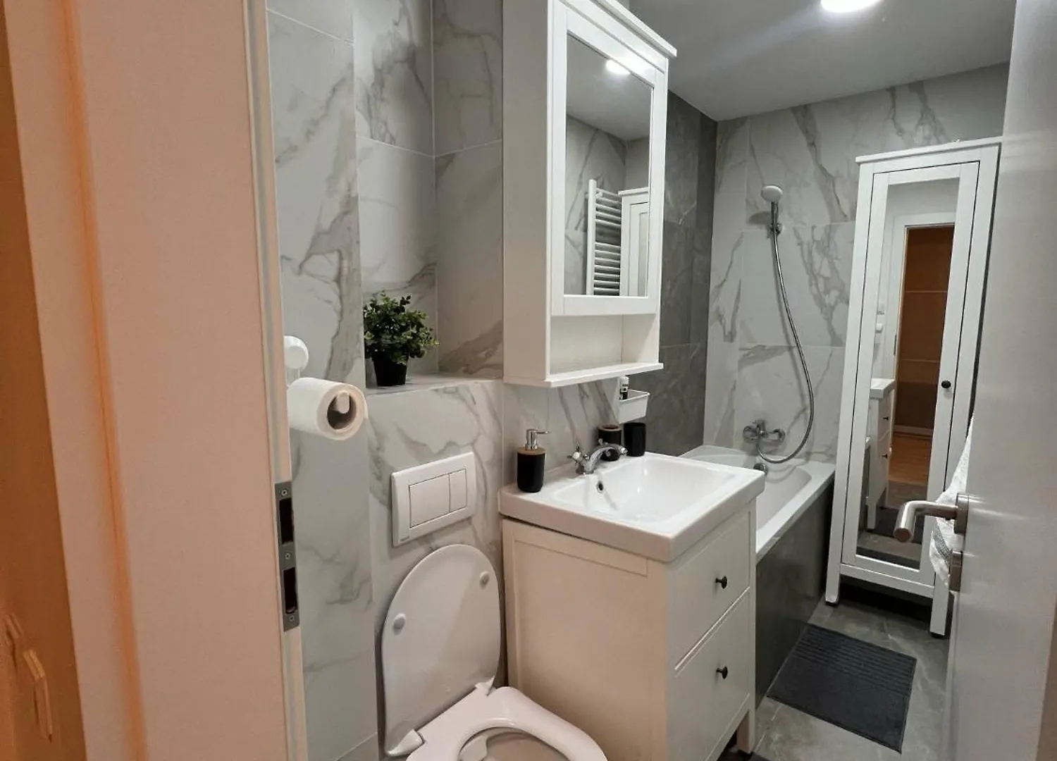 Central Apartment In The Heart Of The City! Boekarest